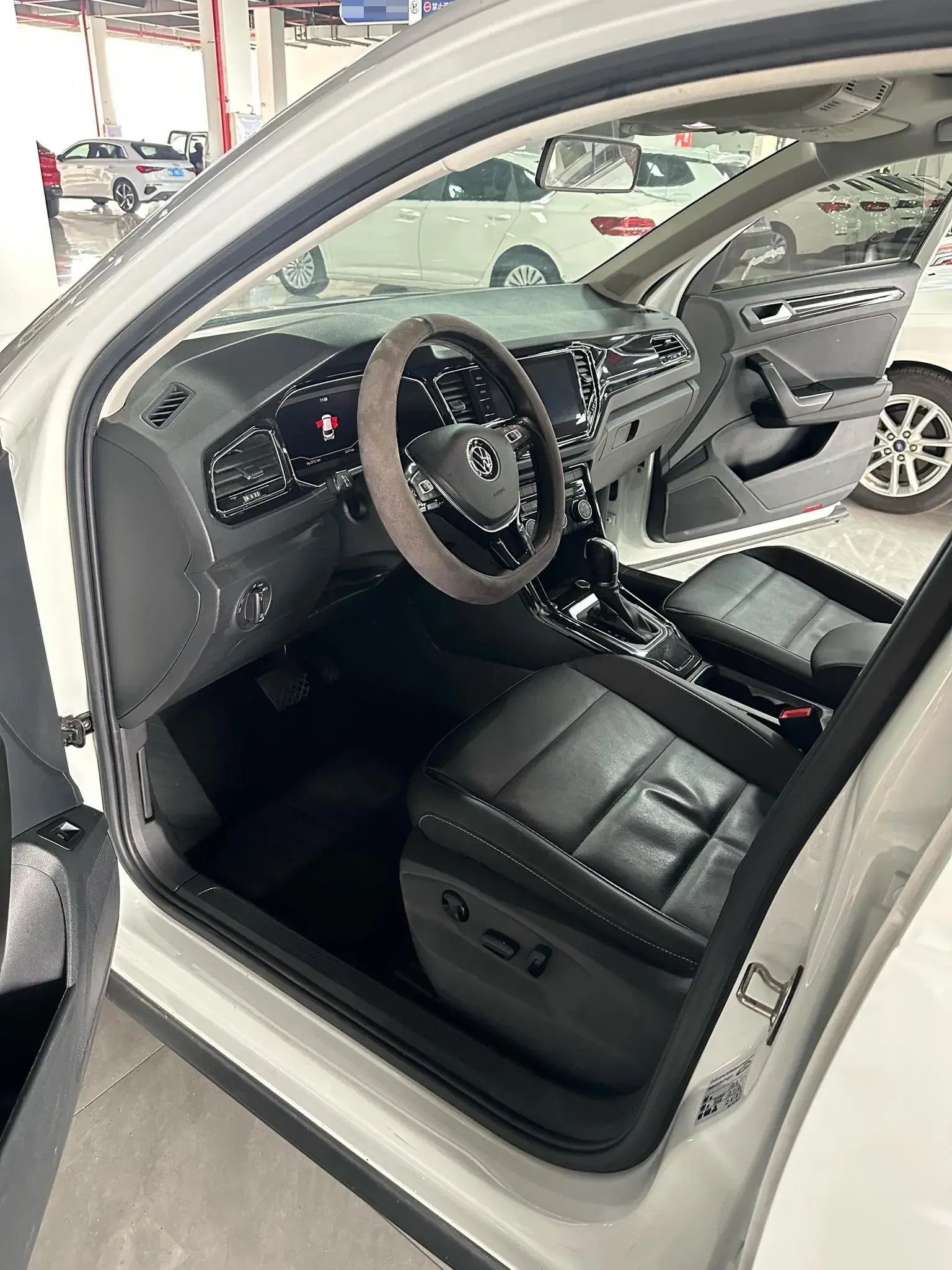 2022 VOLKSWAGEN T-ROC thumbnail 2