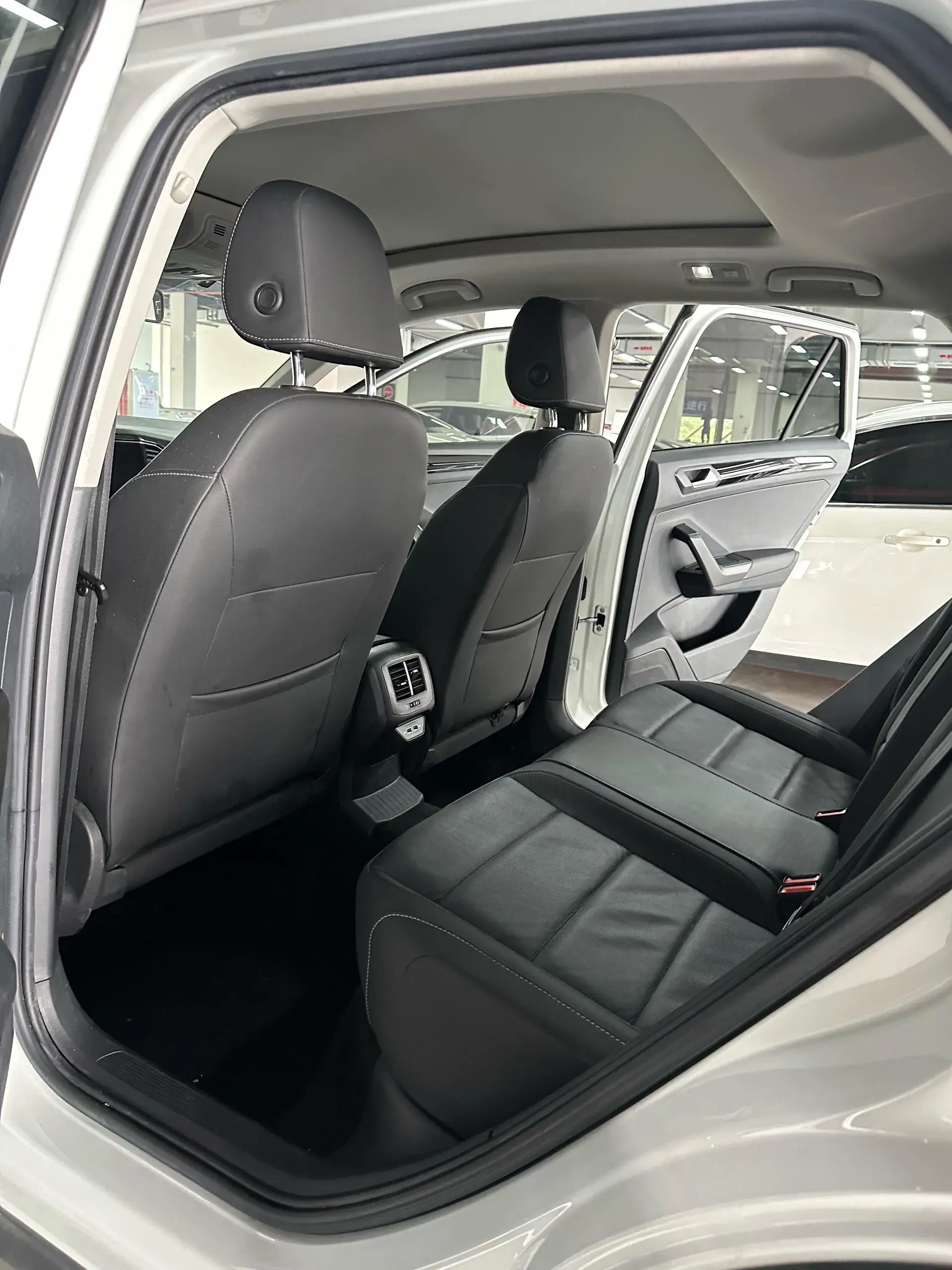 2022 VOLKSWAGEN T-ROC thumbnail 3