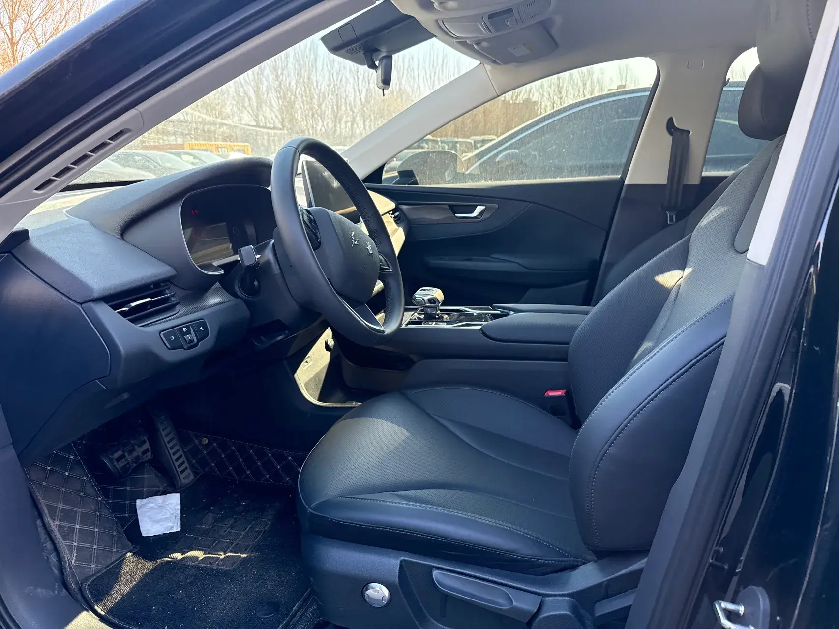 2022 HONGQI E-QM5 thumbnail 3