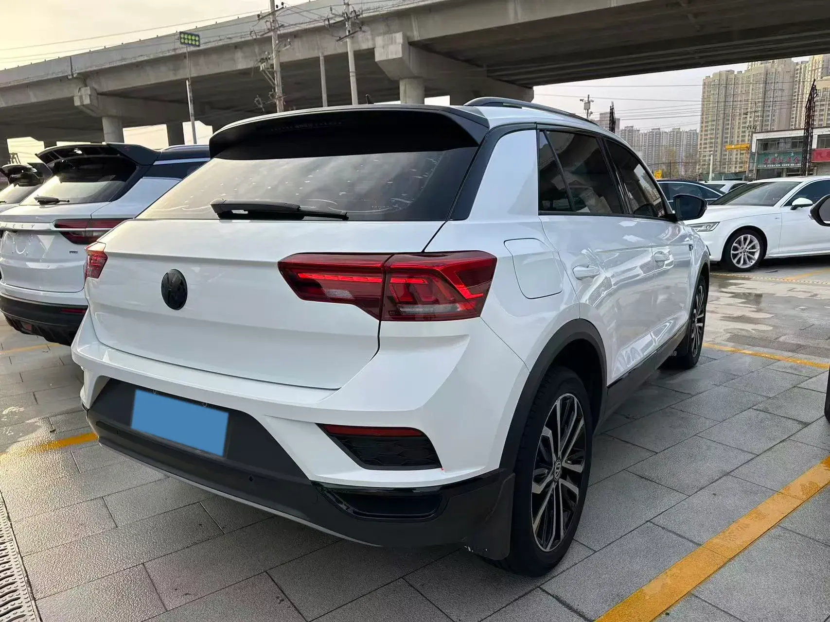 2020 VOLKSWAGEN T-ROC thumbnail 4