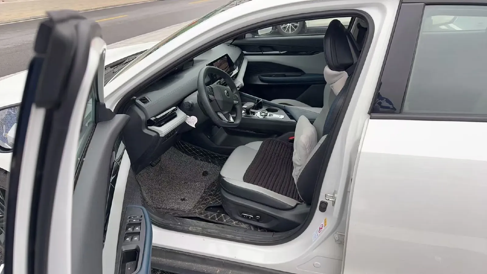 2023 ChangAn UNI-V iDD 1.5T 170HP L4 6TCT PHEV 18.4KWH,autocango,china used car exporter,china ev exporter,chinese used car exporter,chinese used ev exporter