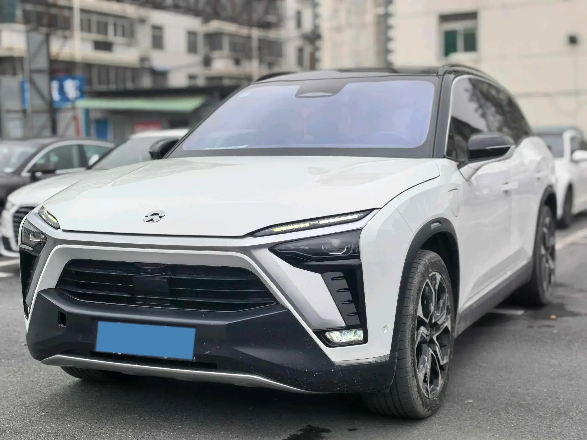 2020 NIO ES8 view 1