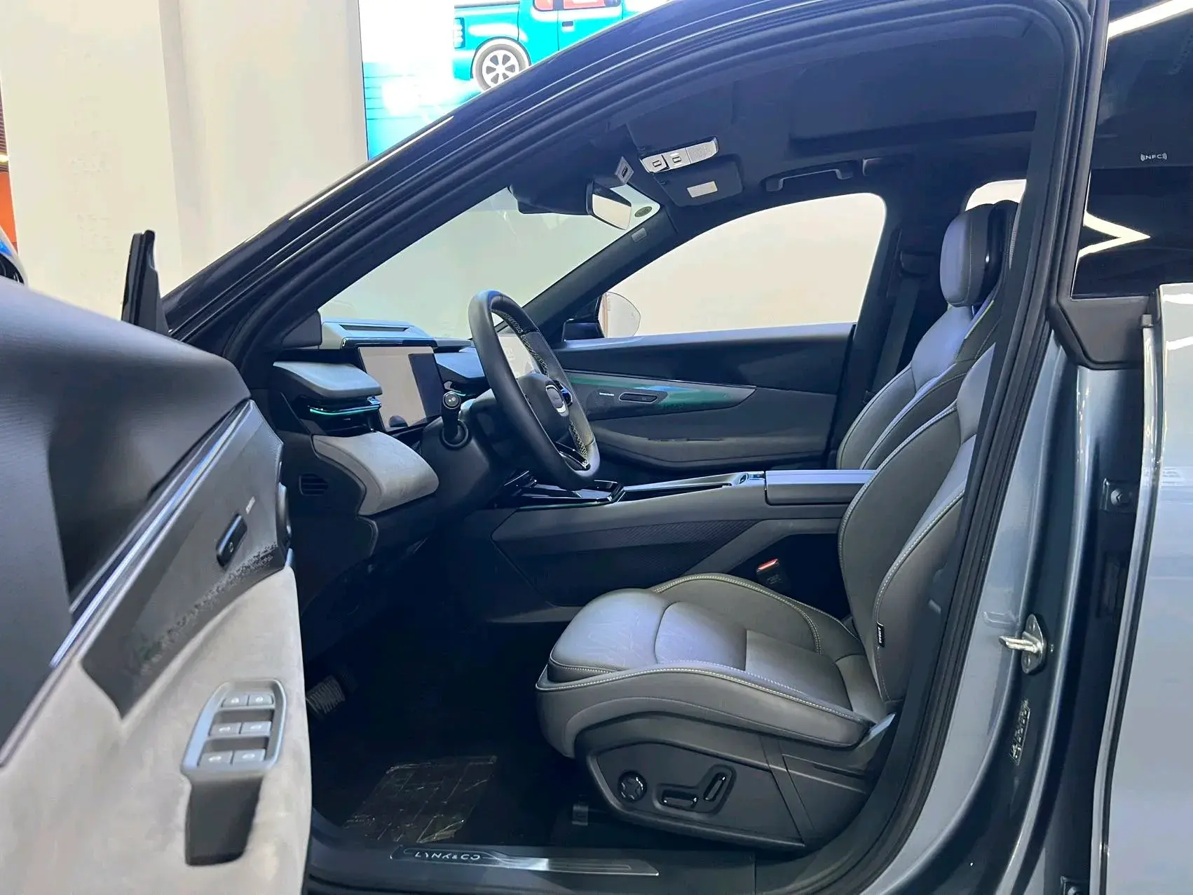 2025 LYNK&CO 08 thumbnail 3