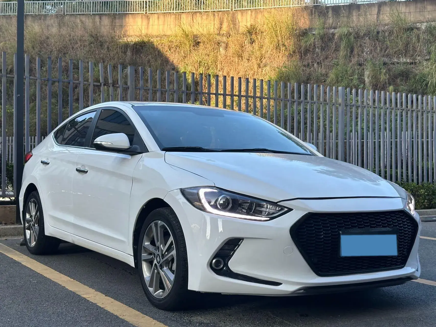 2016 HYUNDAI ELANTRA thumbnail 3