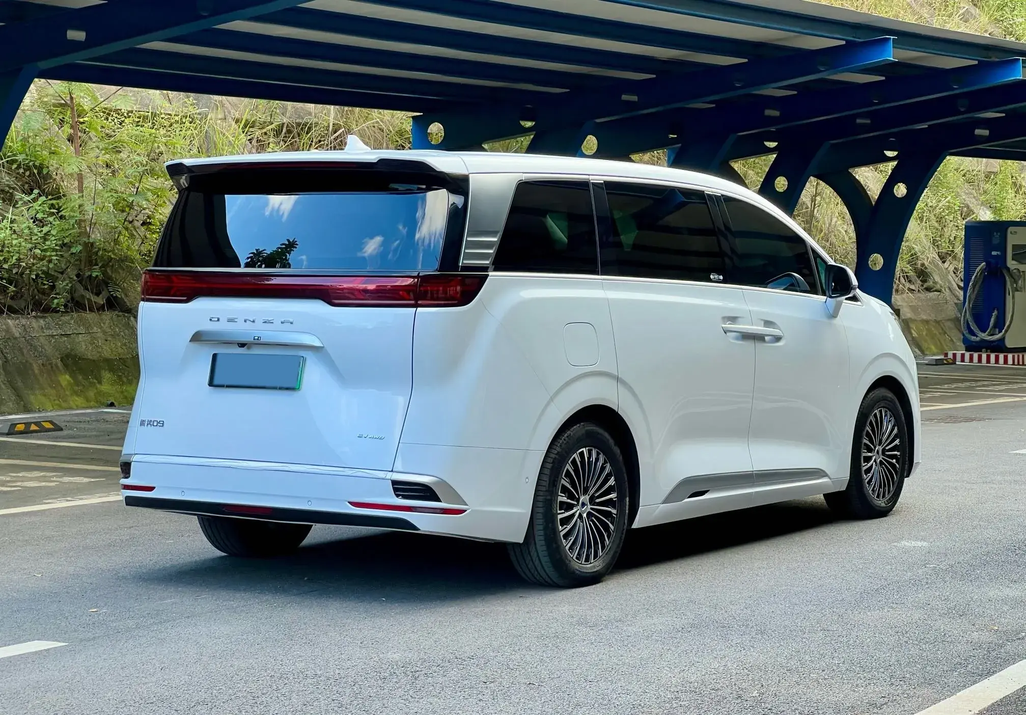 2022 DENZA D9 thumbnail 4