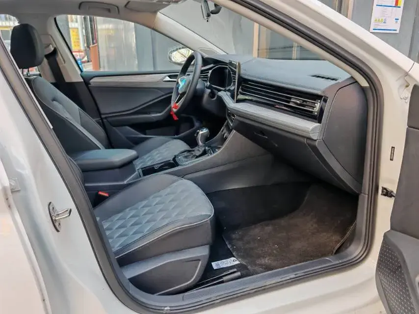 2025 VOLKSWAGEN SAGITAR thumbnail 3