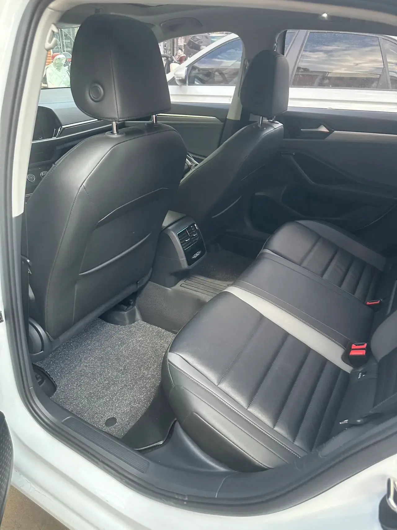 2021 VOLKSWAGEN SAGITAR thumbnail 4