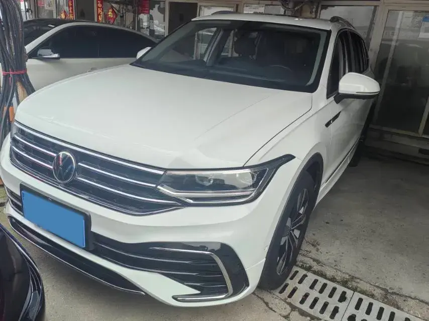 2024 VOLKSWAGEN TIGUAN view 1
