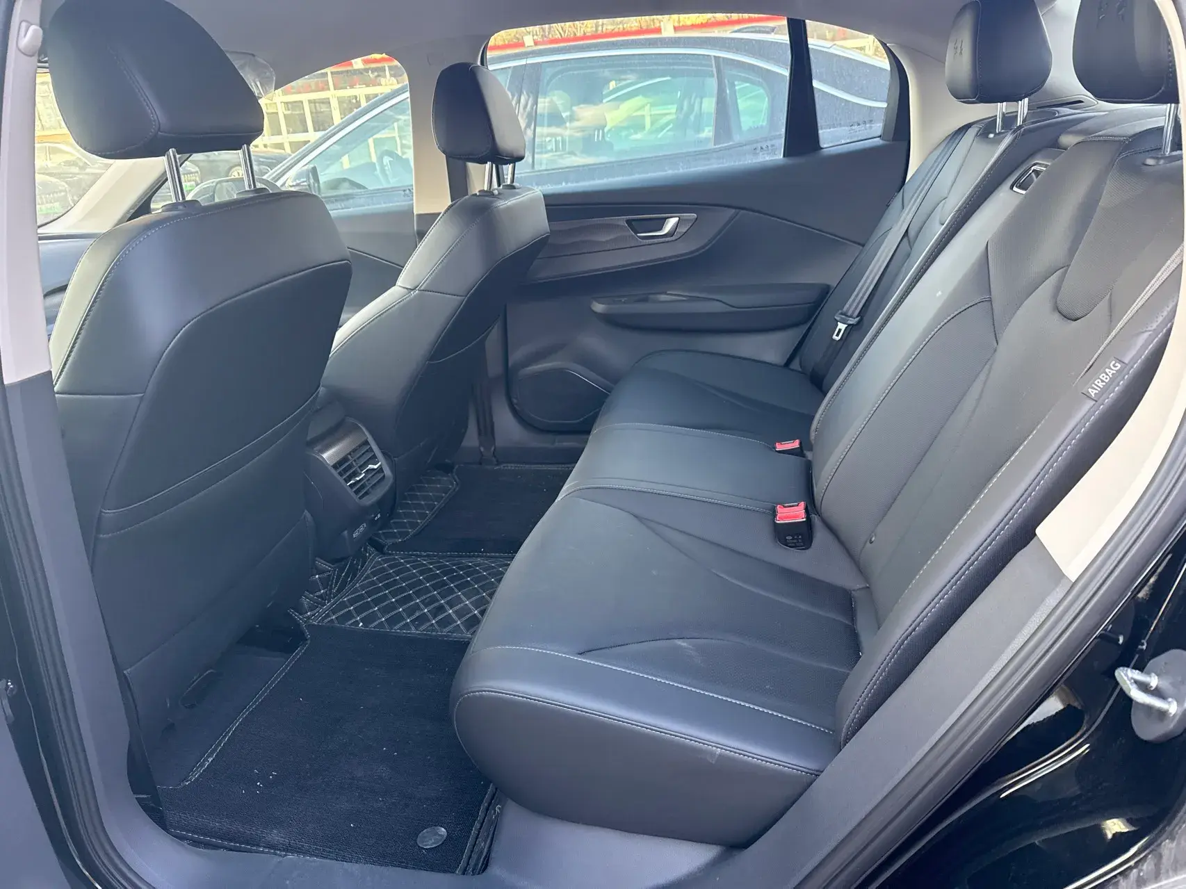 2022 HONGQI E-QM5 thumbnail 4