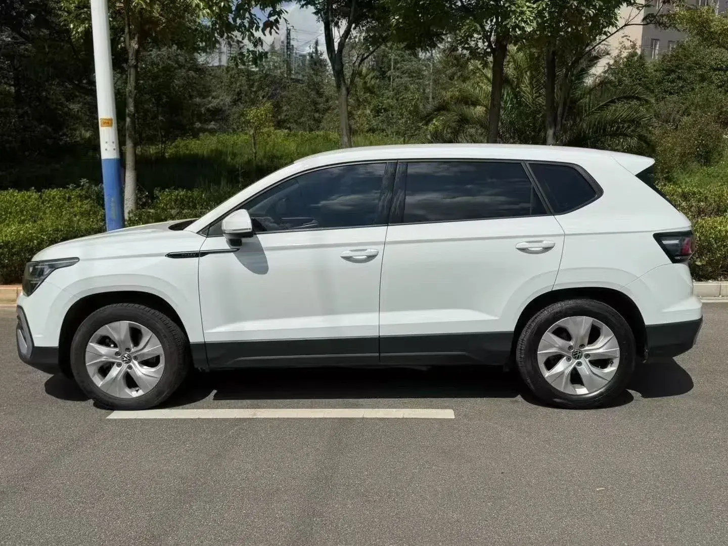 2023 VOLKSWAGEN THARU thumbnail 3