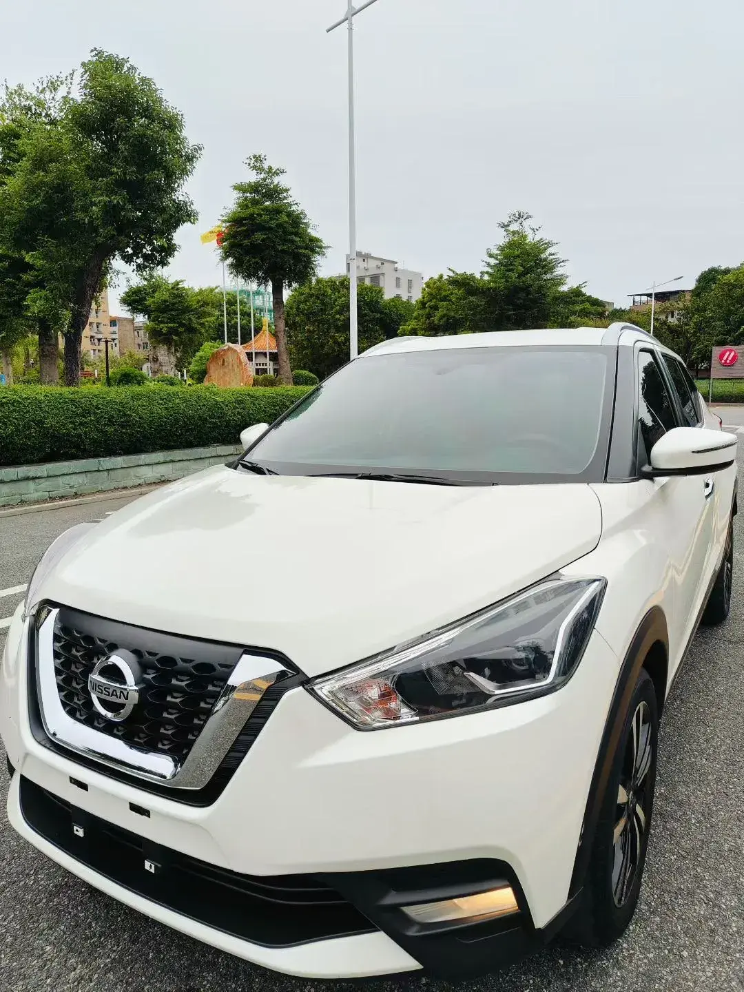 2019 NISSAN KICKS view 1