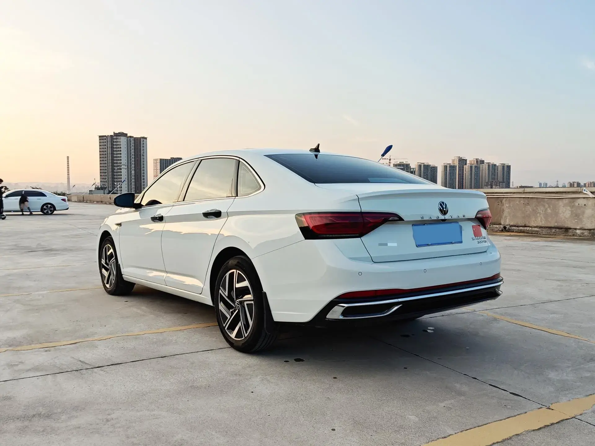 2024 VOLKSWAGEN SAGITAR thumbnail 3