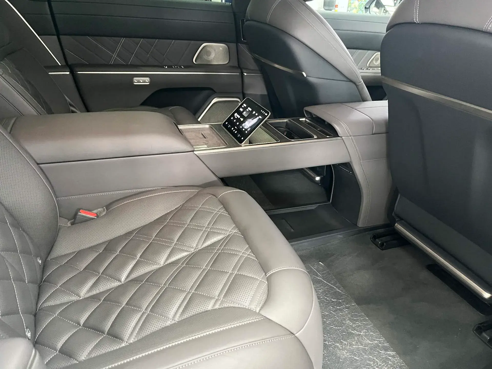 2025 NIO ET9 thumbnail 4