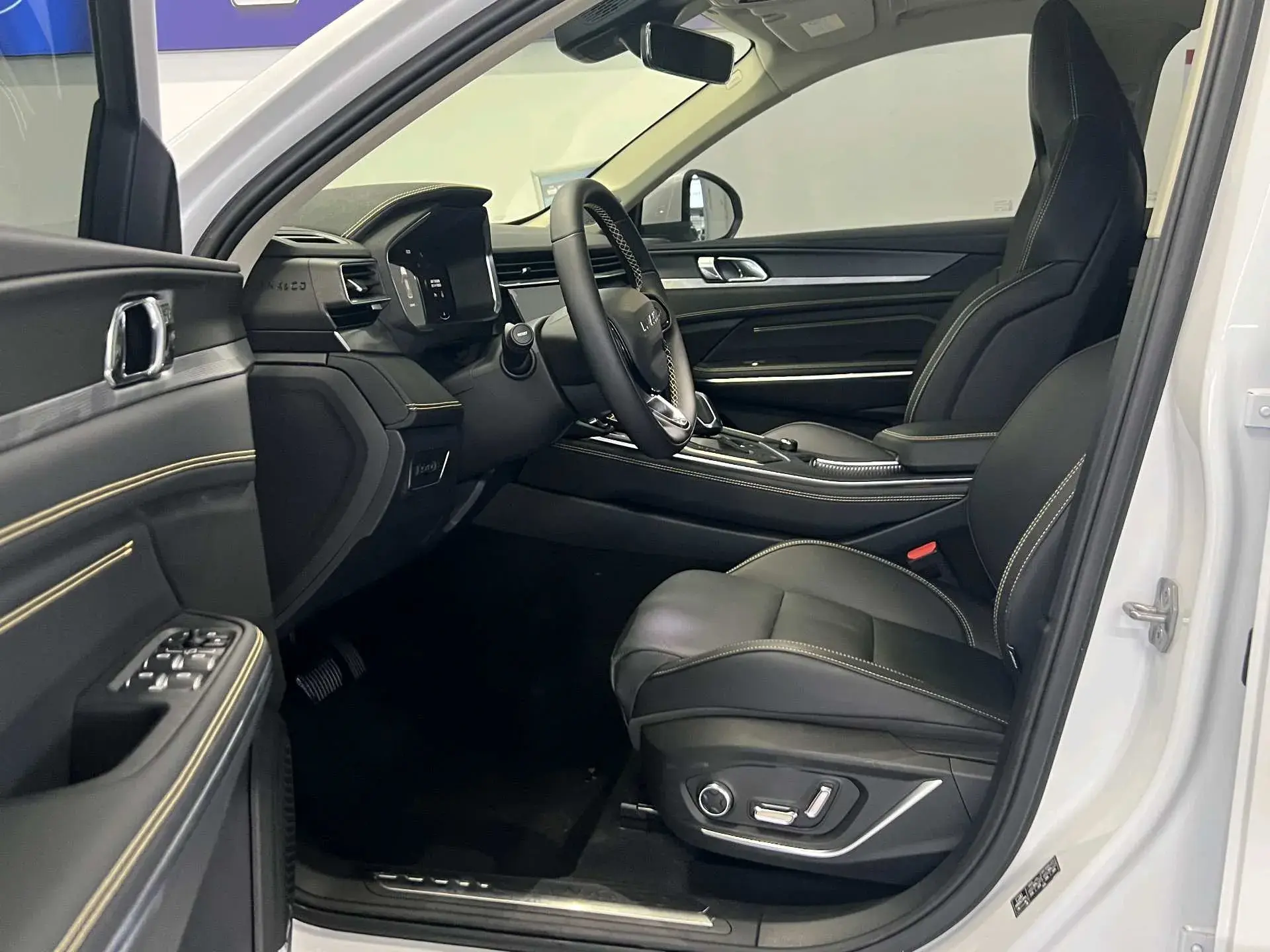 2023 LYNK&CO 01 thumbnail 3