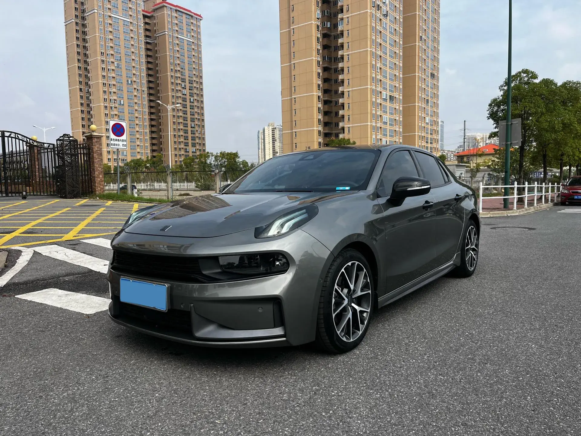 2022 LYNK&CO 03 view 1