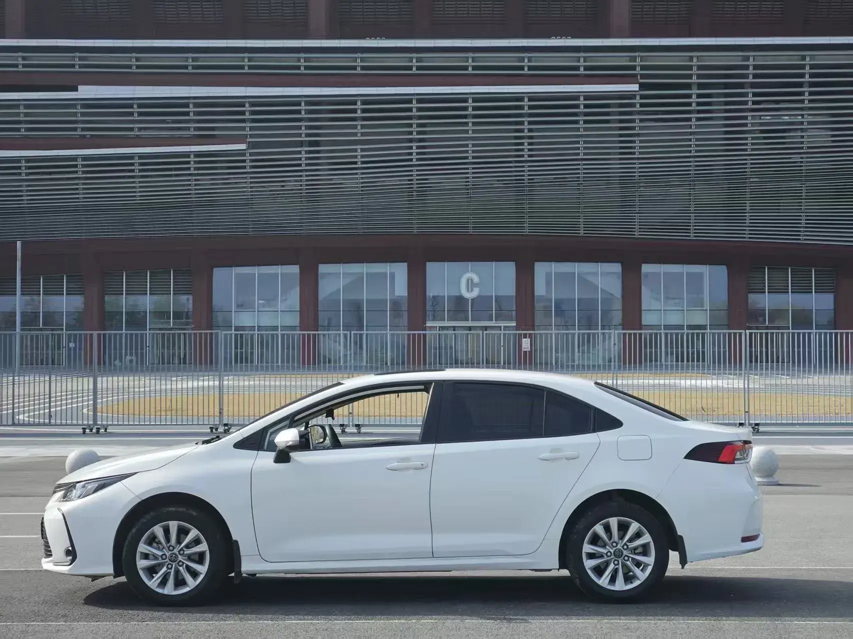 2023 TOYOTA COROLLA thumbnail 3