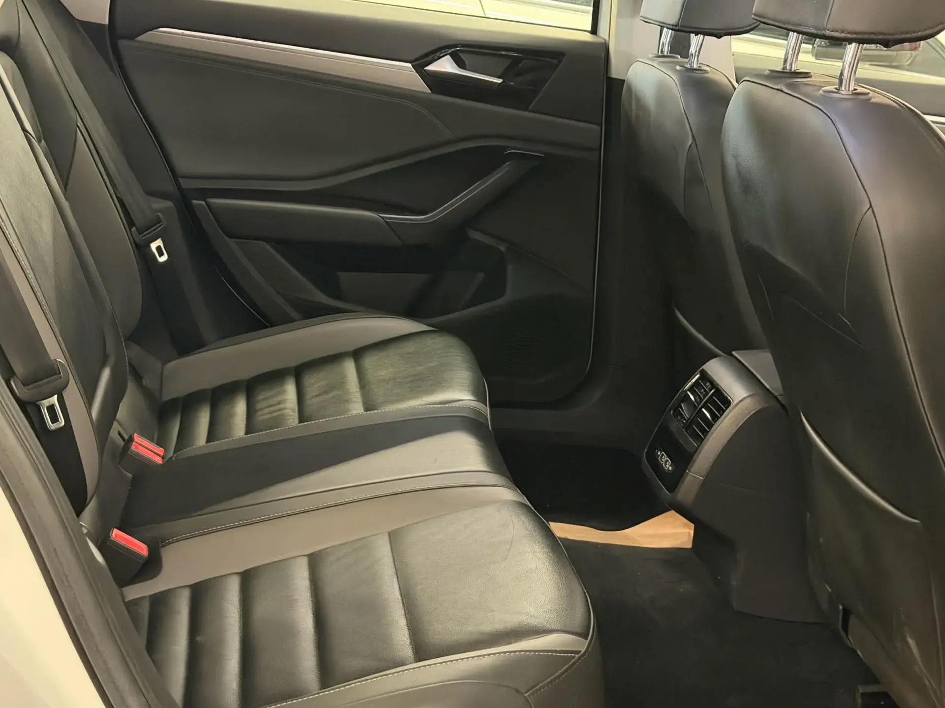 2019 VOLKSWAGEN SAGITAR thumbnail 4