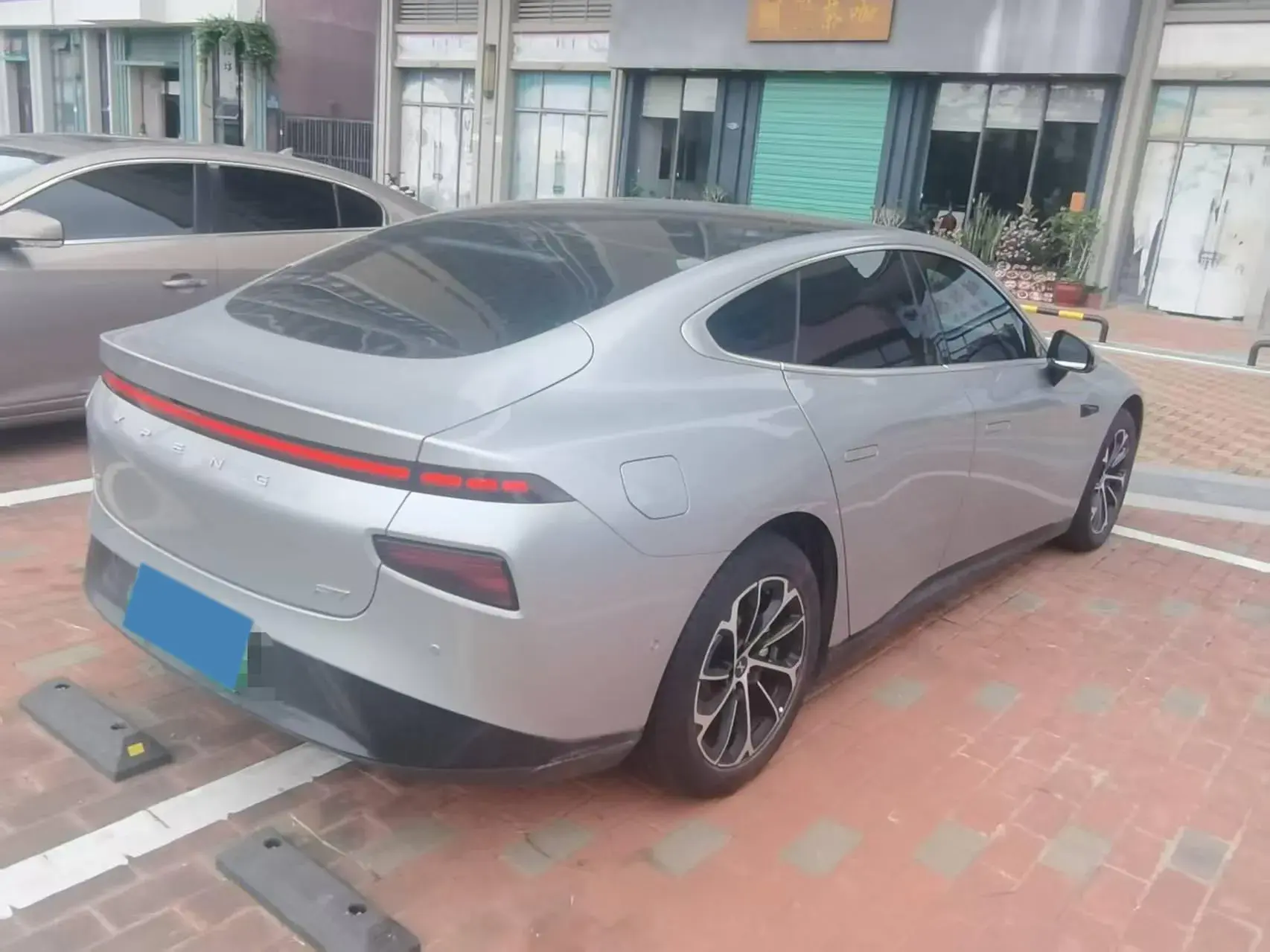 2022 XPENG P7 view 1