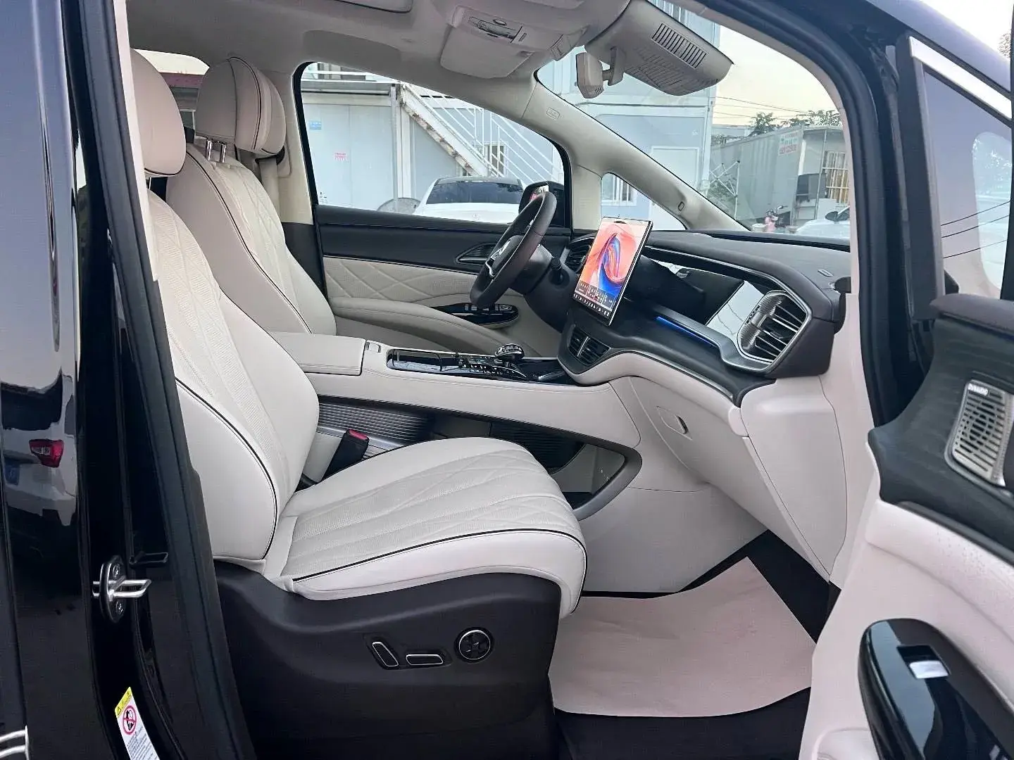 2024 DENZA D9 thumbnail 4