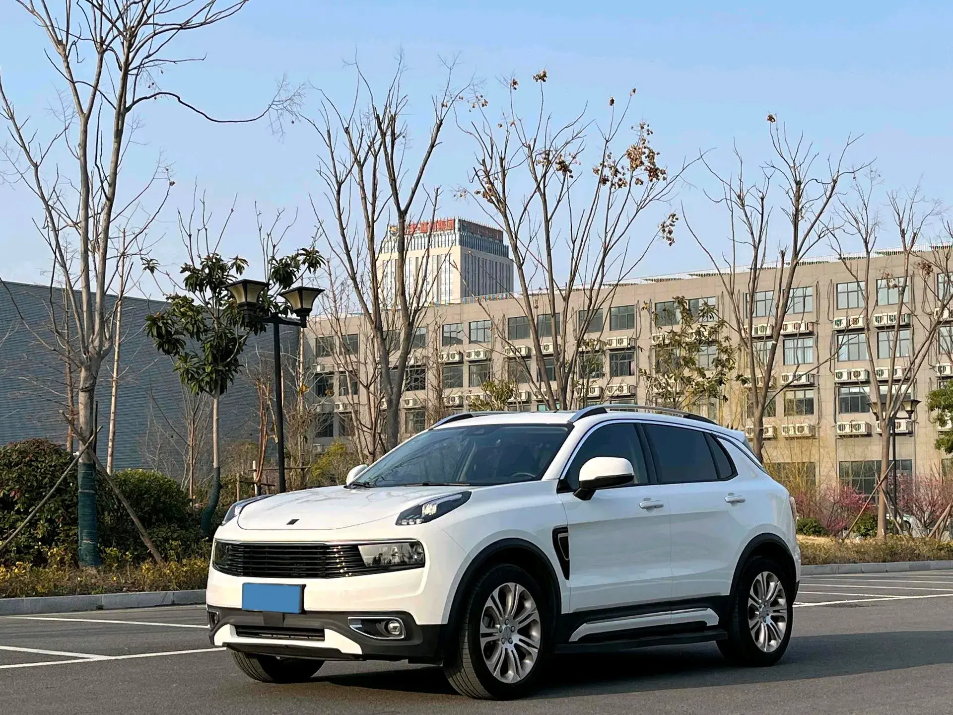 2017 LYNK&CO 01 view 1