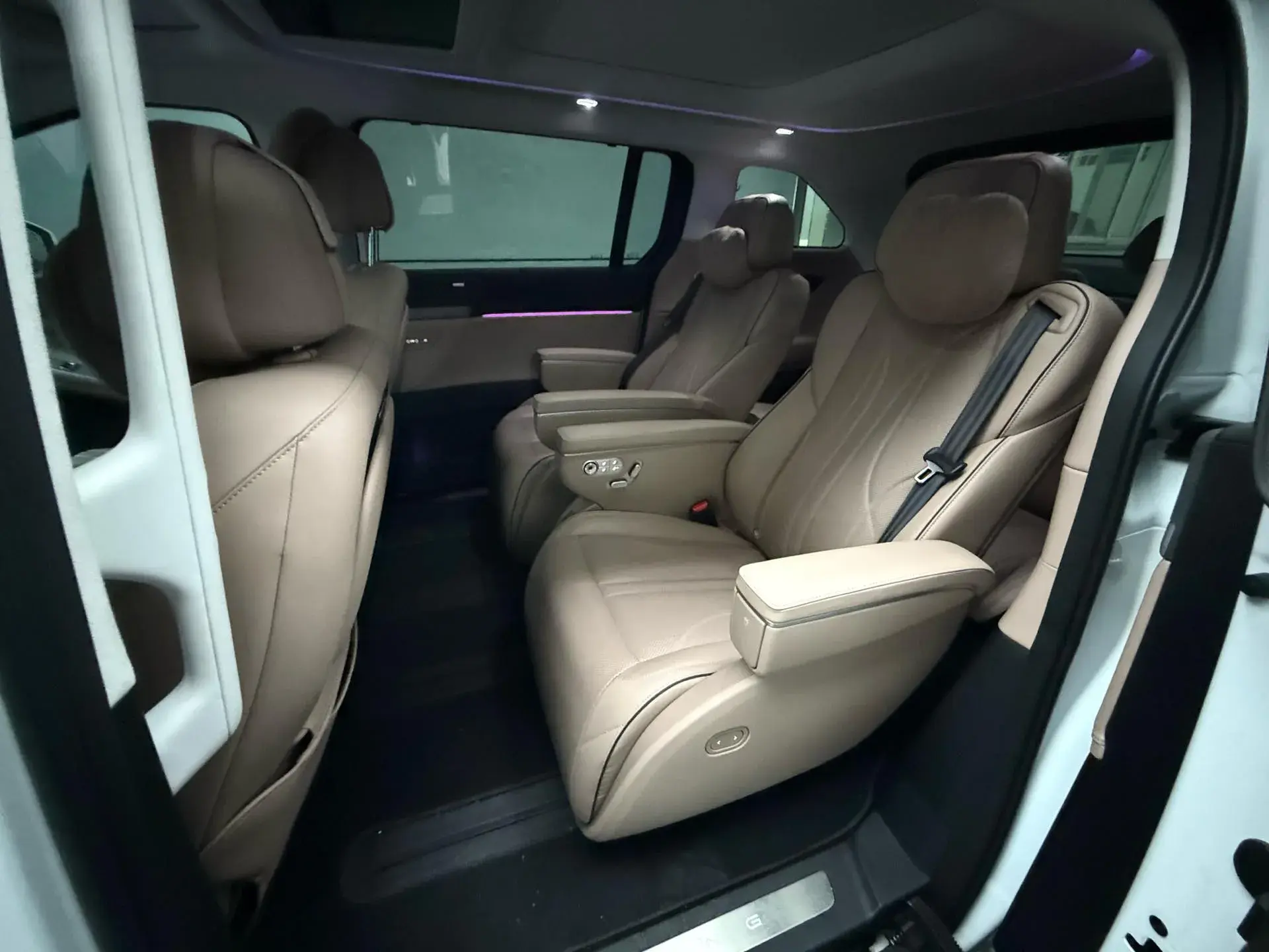 2024 XPENG X9 thumbnail 4