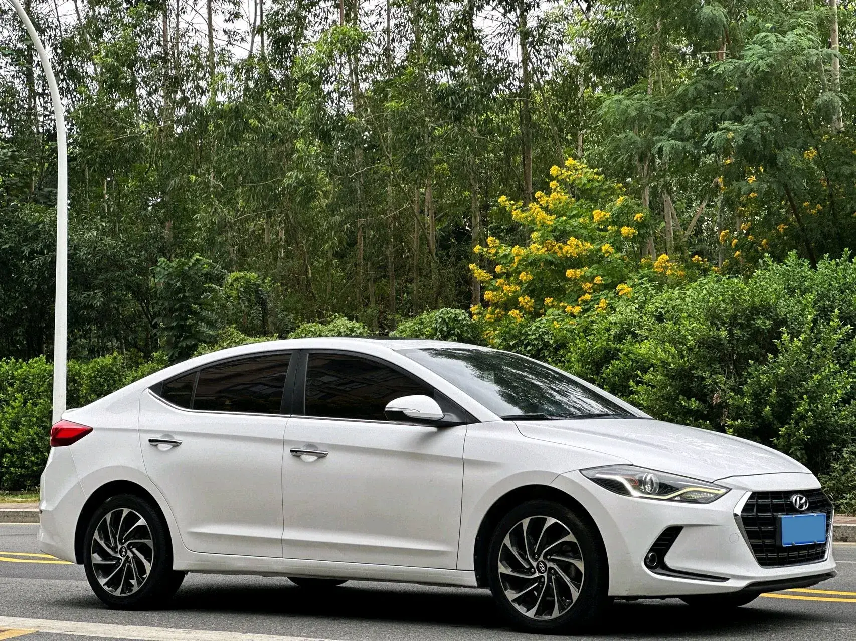 2019 HYUNDAI ELANTRA thumbnail 3
