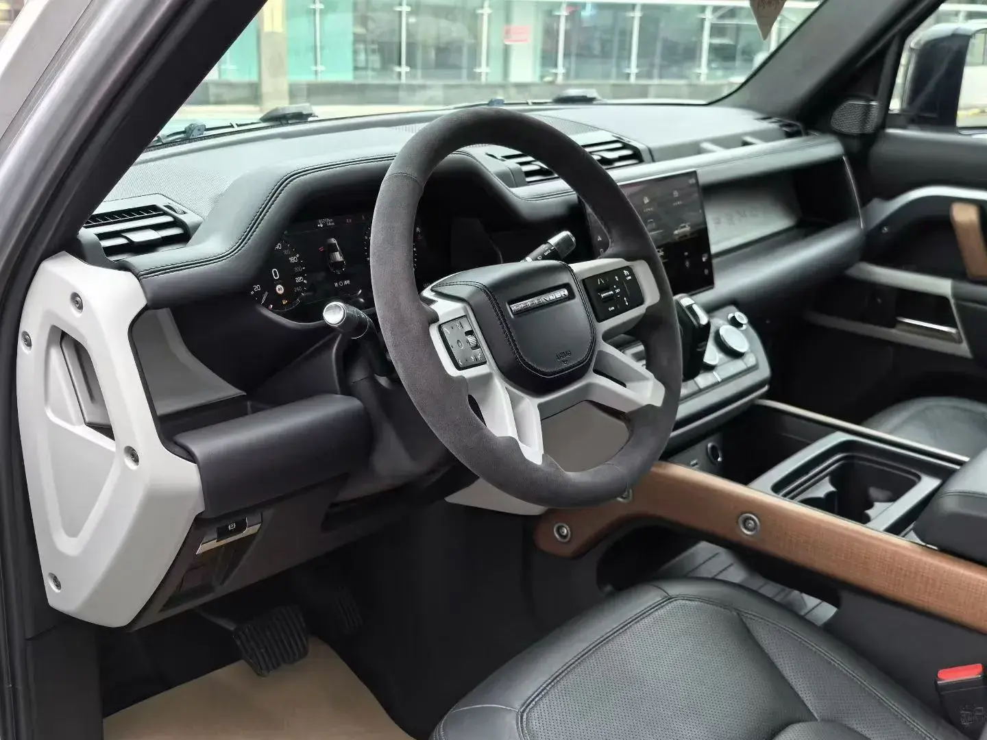 2025 LAND ROVER thumbnail 2