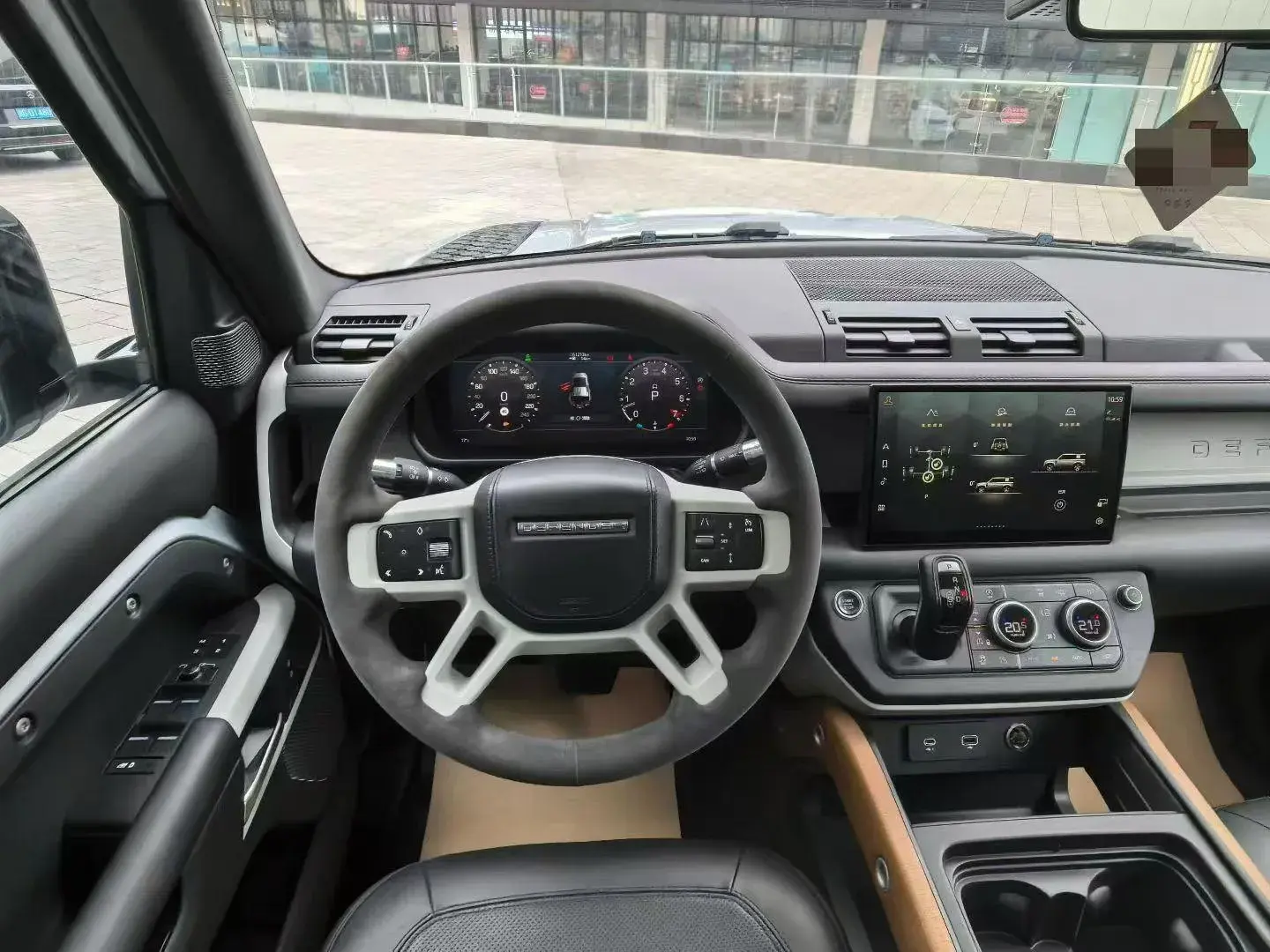 2025 LAND ROVER thumbnail 3