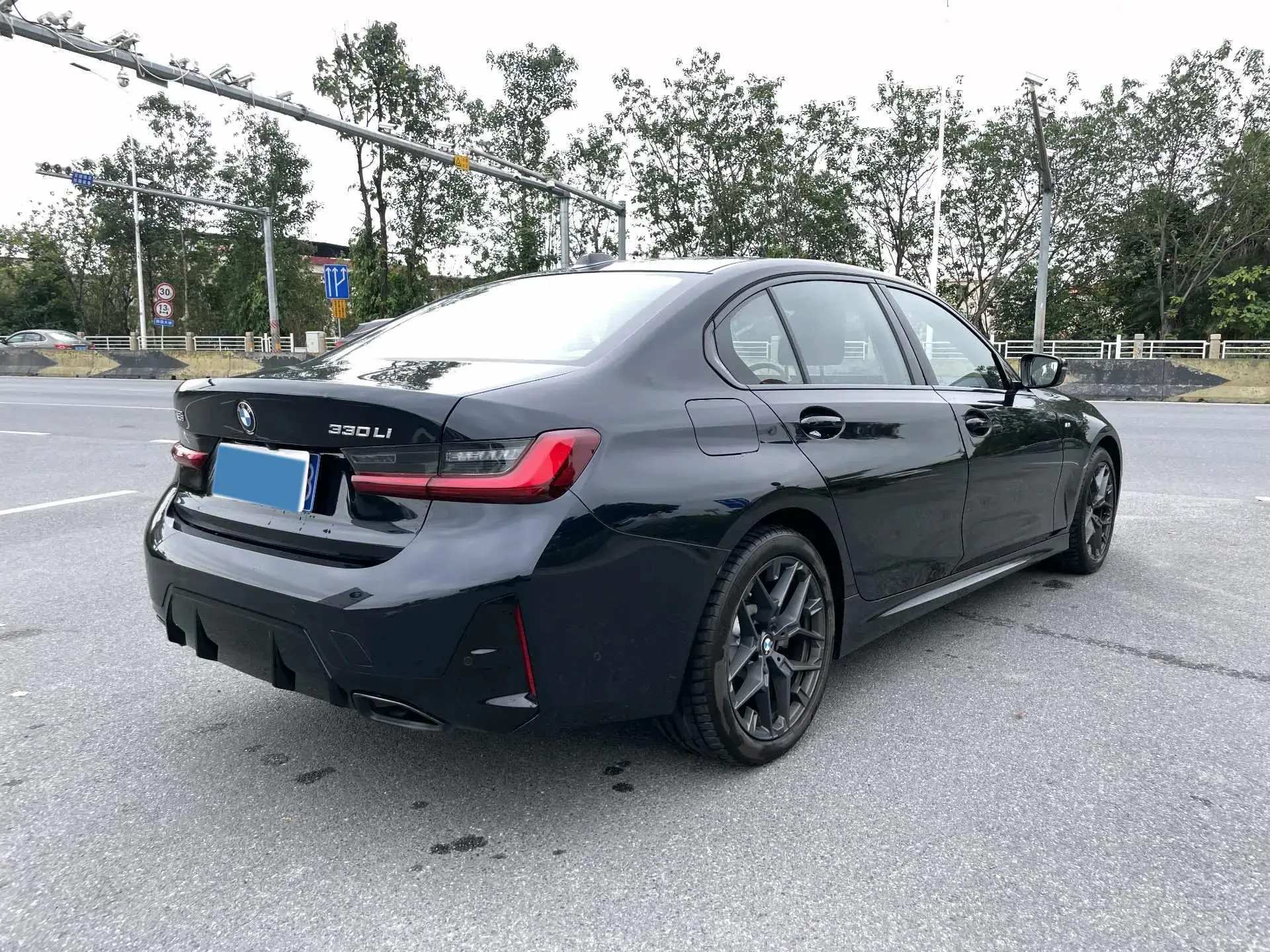 2025 BMW 3 thumbnail 4