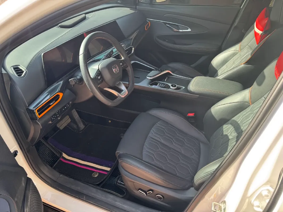 2022 ChangAn UNI-T 1.5T 188HP L4 7DCT,autocango,china used car exporter,china ev exporter,chinese used car exporter,chinese used ev exporter