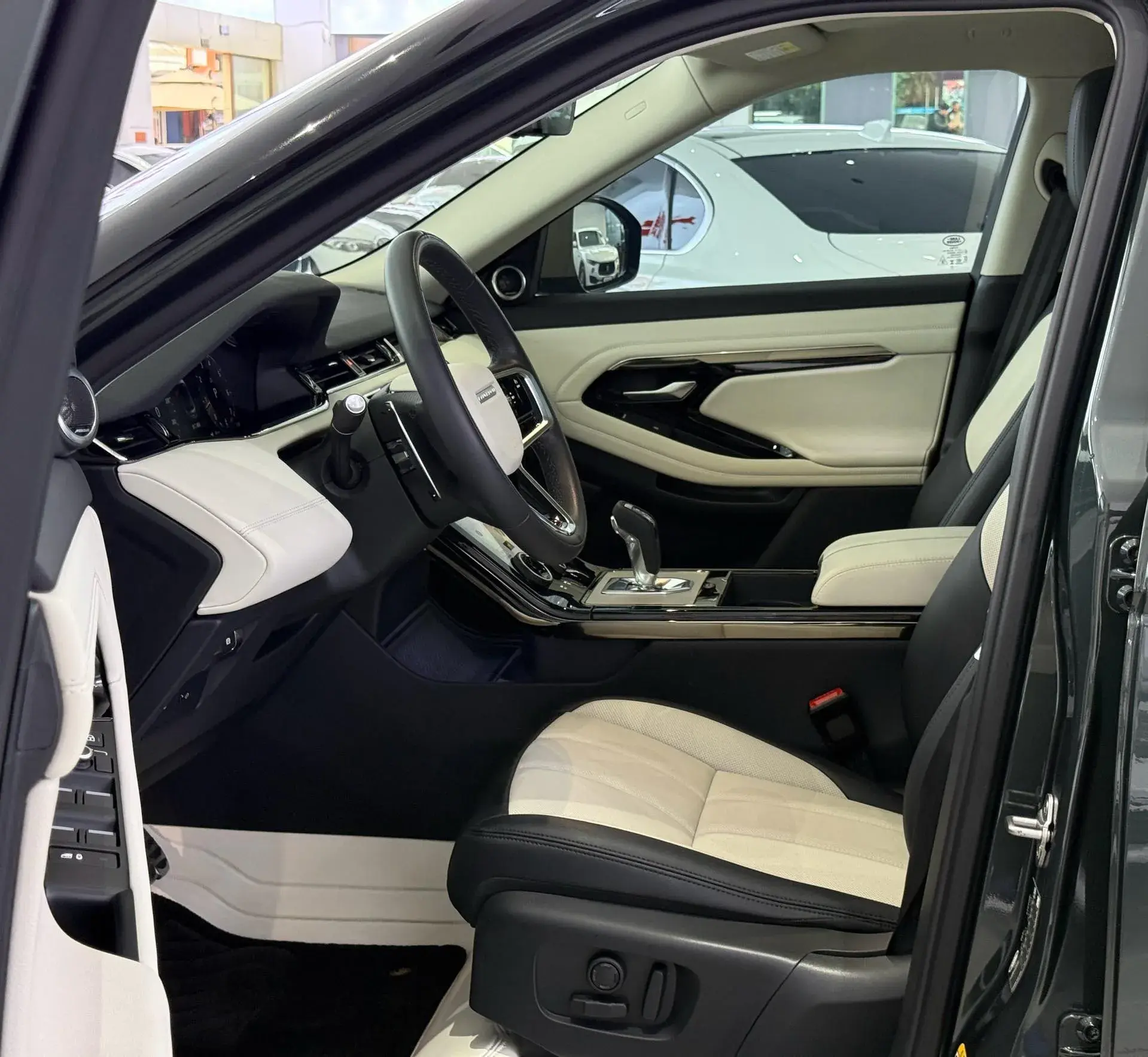 2023 LAND ROVER thumbnail 3