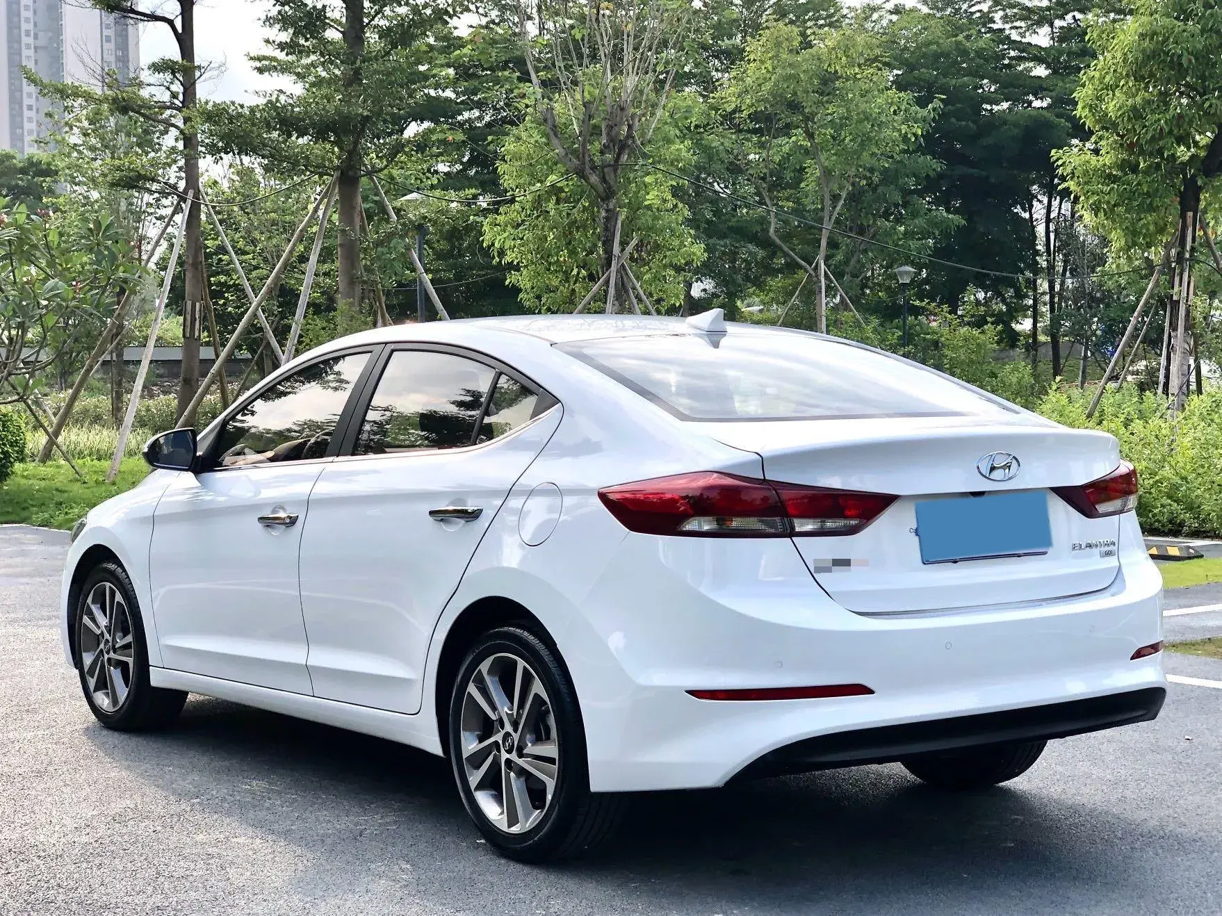 2016 HYUNDAI ELANTRA thumbnail 3