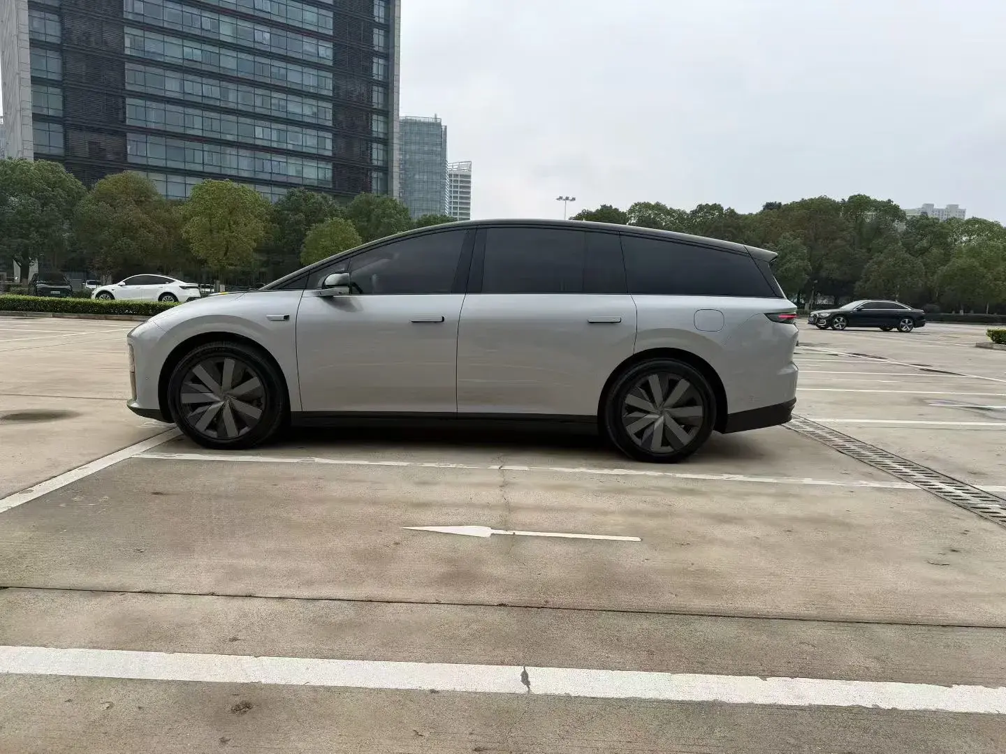 2025 LI I8 thumbnail 3