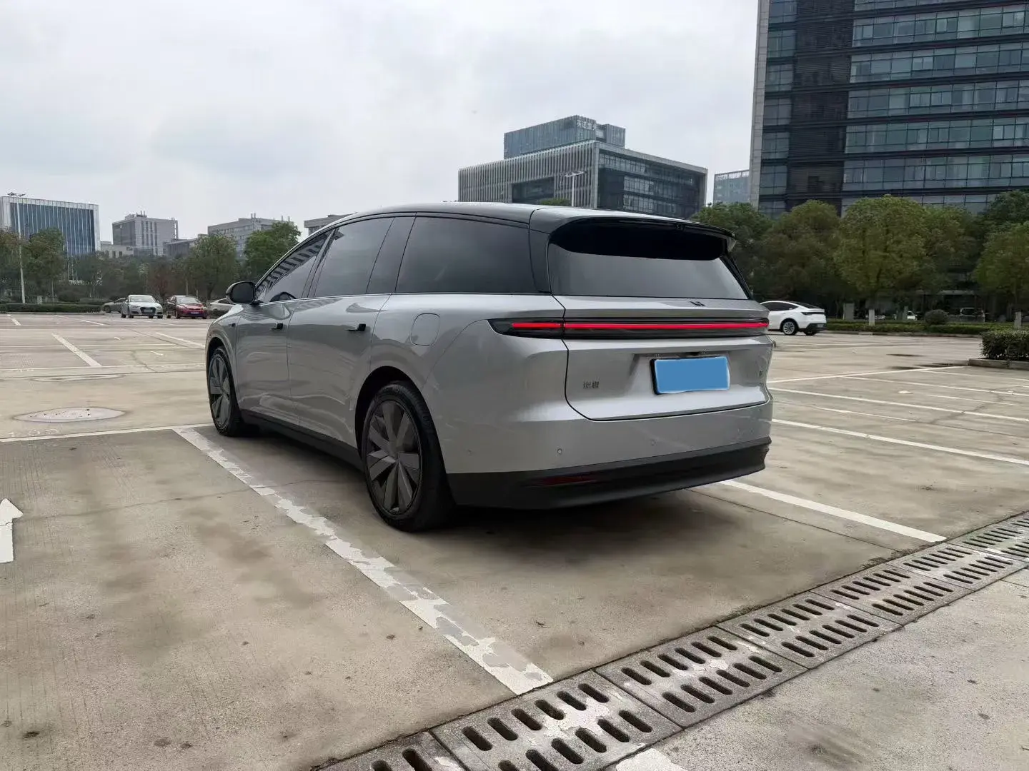 2025 LI I8 thumbnail 4