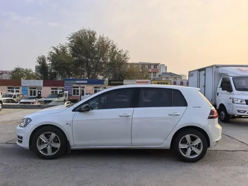 2017 VOLKSWAGEN GOLF thumbnail 4