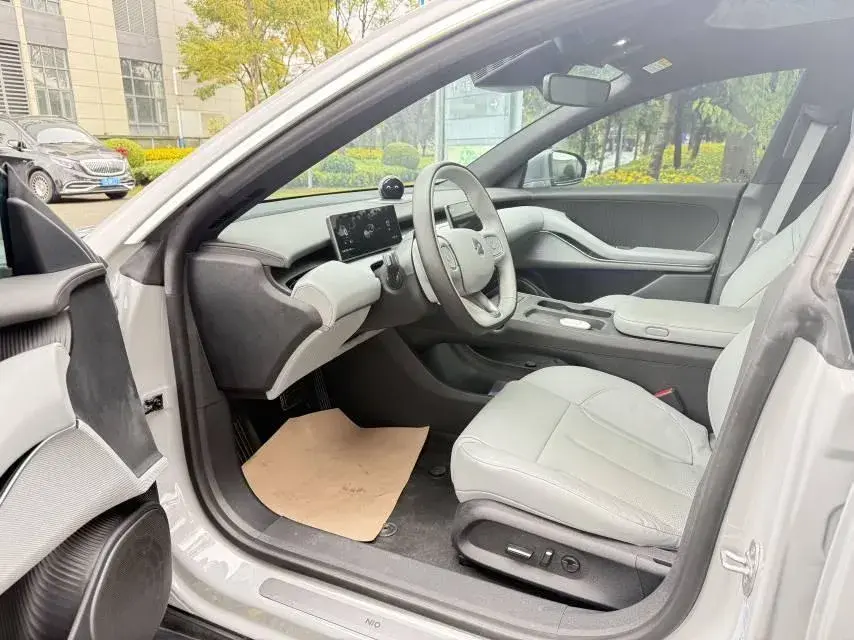 2022 NIO ET5 thumbnail 4