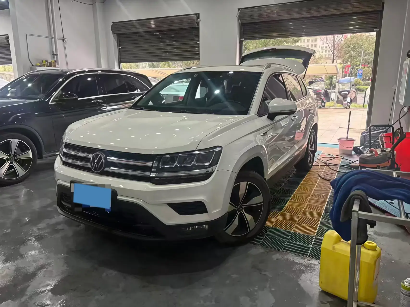 2021 VOLKSWAGEN THARU view 1