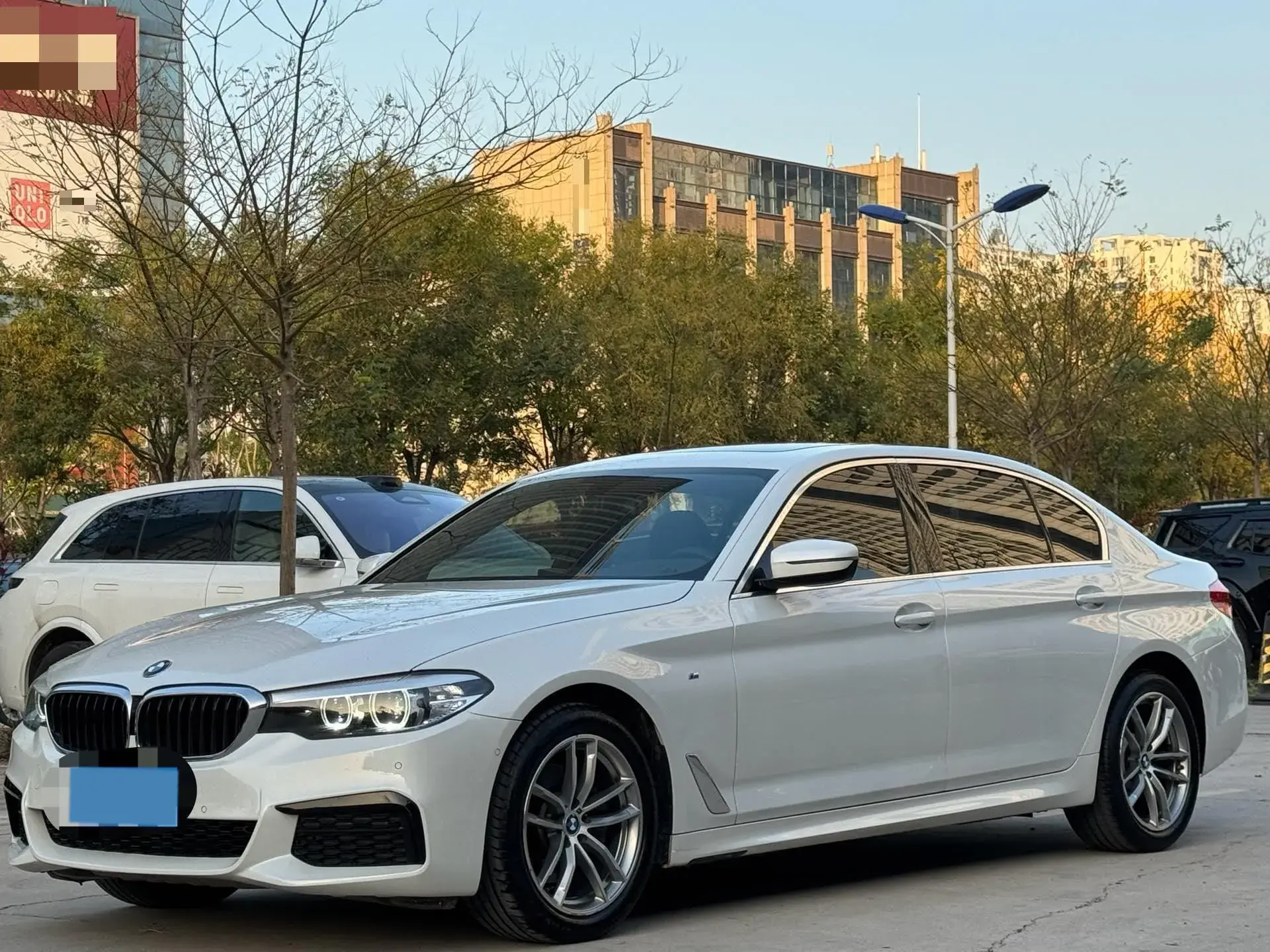 2020 BMW 5 view 1