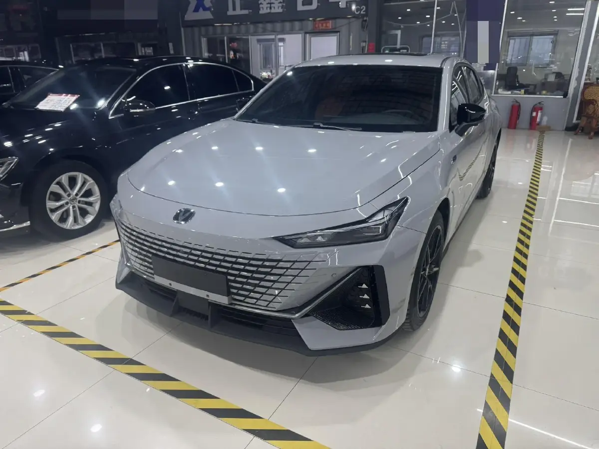 2023 ChangAn UNI-V iDD 1.5T 170HP L4 6TCT PHEV 18.4KWH