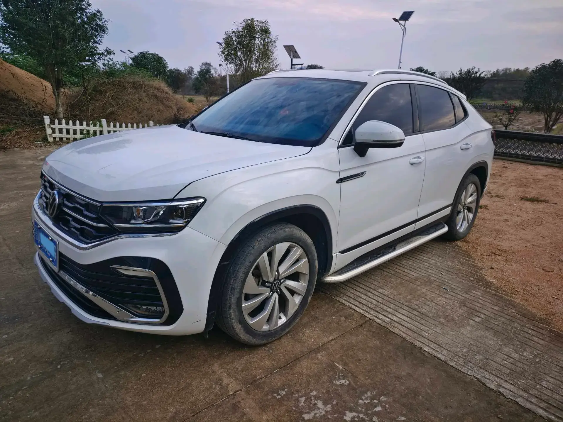 2020 VOLKSWAGEN TAYRON view 1