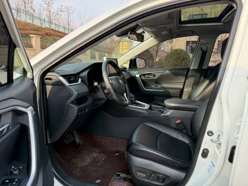 2021 TOYOTA RAV4 thumbnail 4