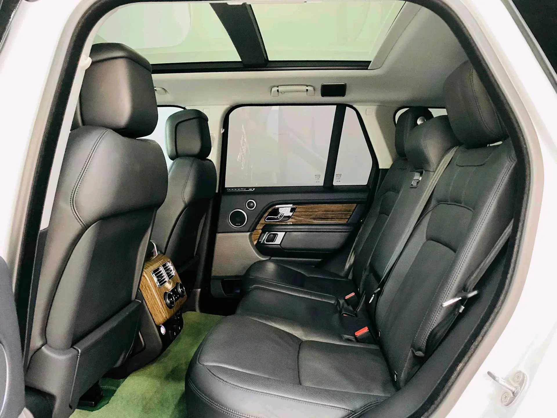 2019 LAND ROVER thumbnail 3