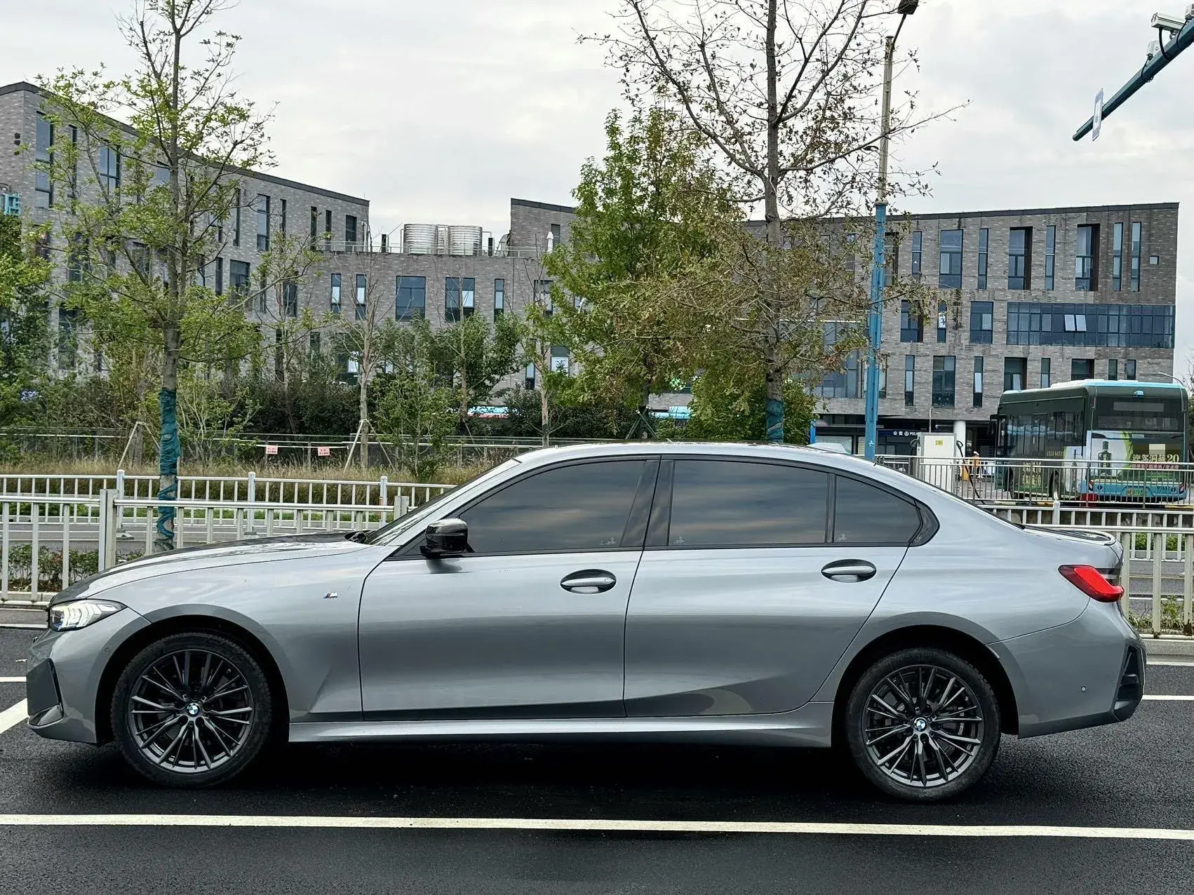 2024 BMW 3 thumbnail 3