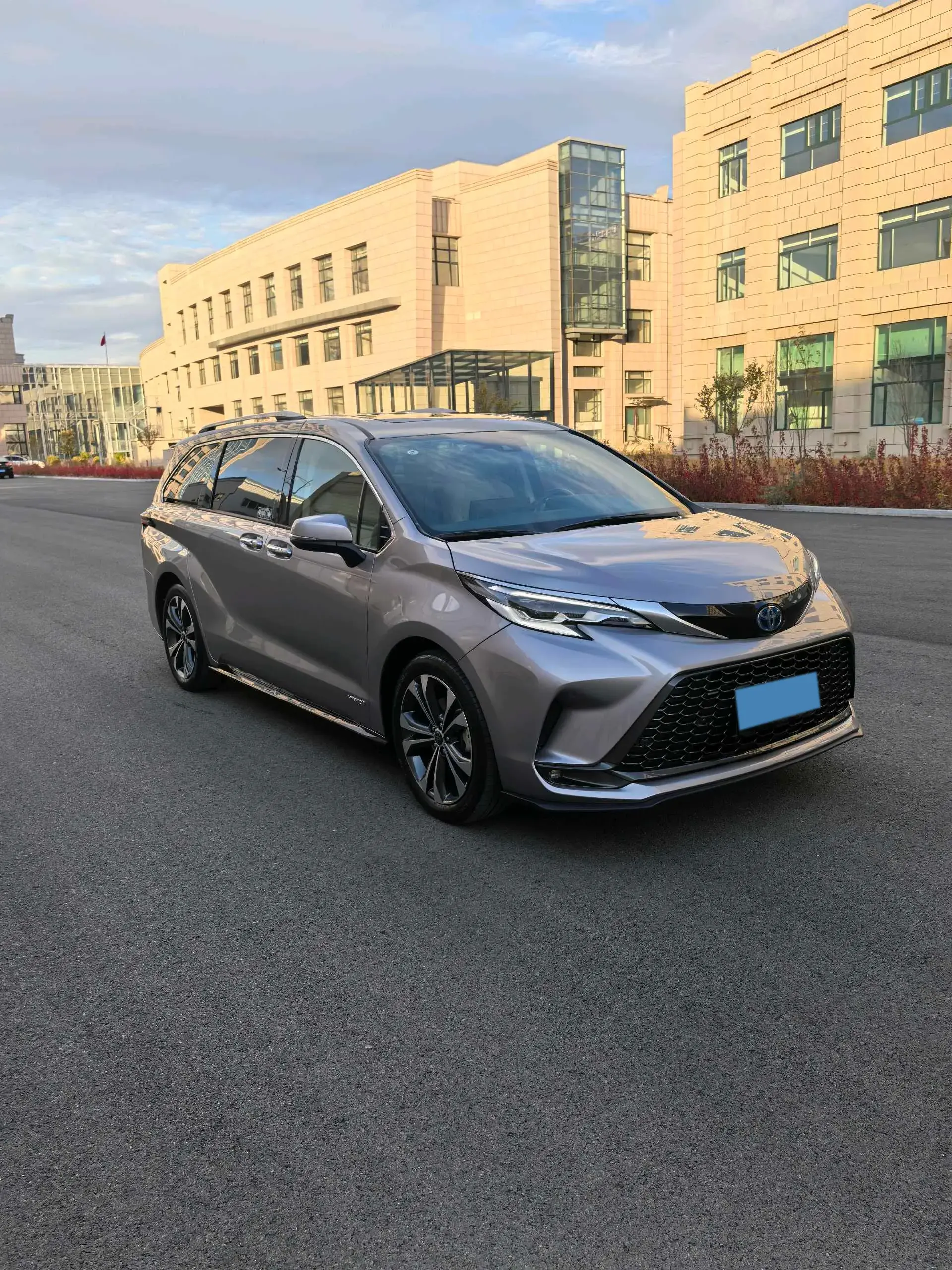 2022 TOYOTA GRANVIA thumbnail 3