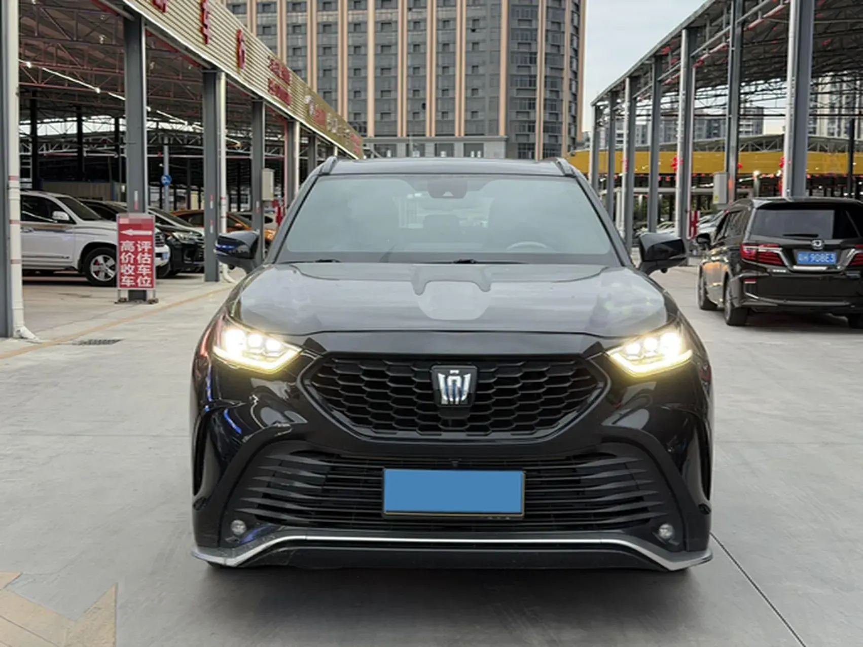 2021 TOYOTA CROWN thumbnail 3