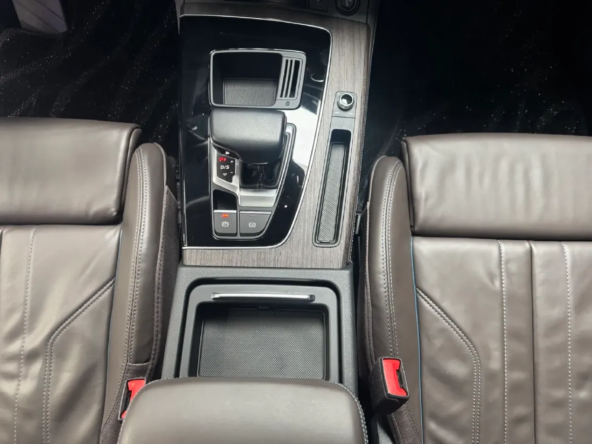 2023 Audi Q5L 2.0T 245HP L4 7DCT,autocango,china used car exporter,china ev exporter,chinese used car exporter,chinese used ev exporter