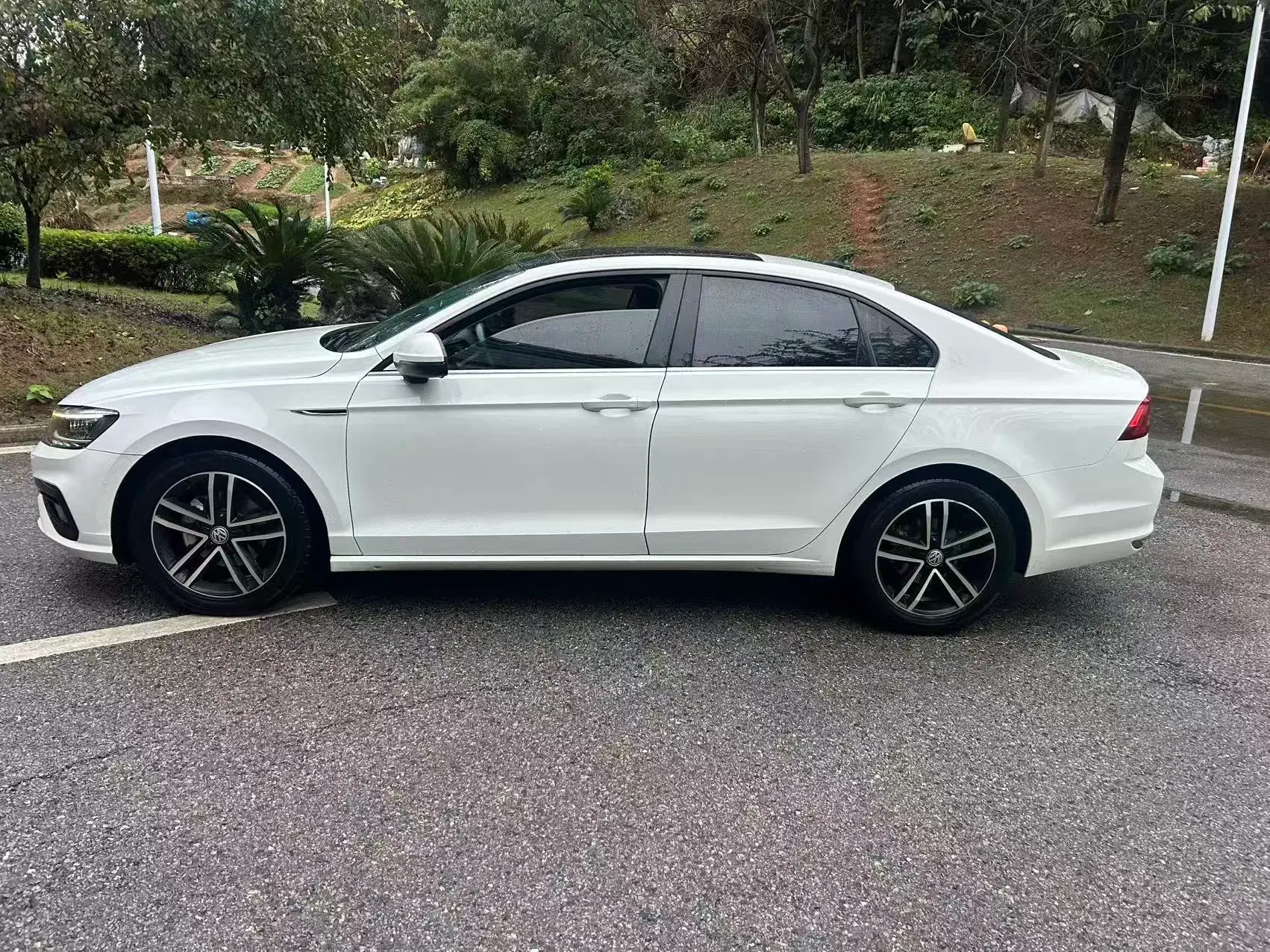 2021 VOLKSWAGEN LAMANDO thumbnail 3