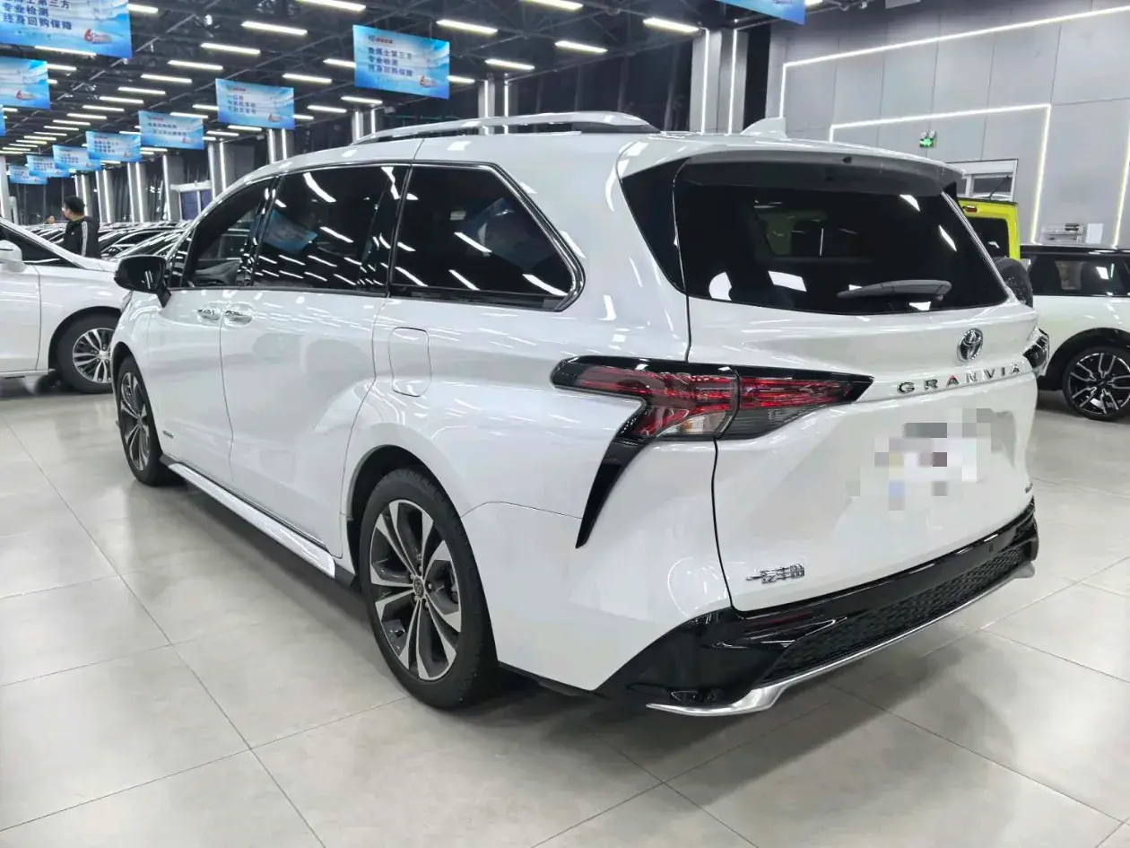 2023 TOYOTA GRANVIA thumbnail 3