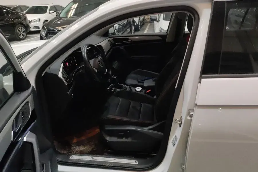 2021 VOLKSWAGEN TAYRON thumbnail 3