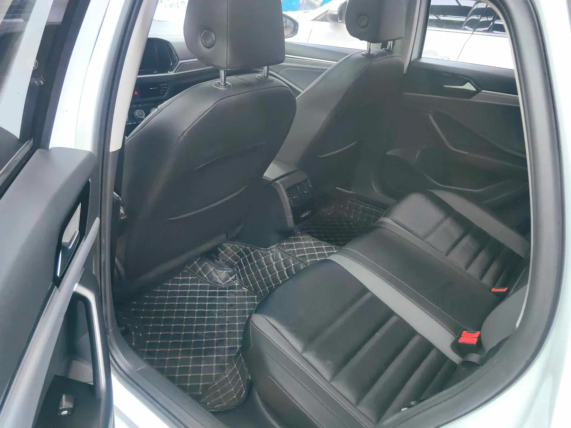 2021 VOLKSWAGEN SAGITAR thumbnail 4